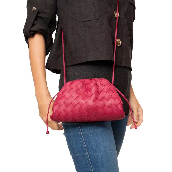 Bolsa Pouch Mini Intrecciato Cereja Bolsa Pouch Mini Intrecciato Cereja